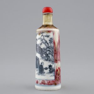 A Chinese blue, white and underglaze red snuff bottle, 18th C. — photo 4