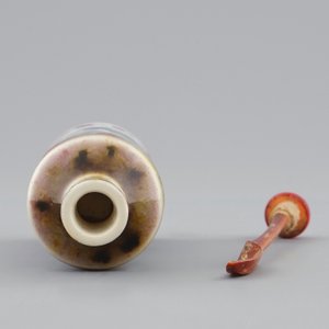 A Chinese blue, white and underglaze red snuff bottle, 18th C. — photo 5
