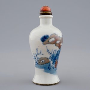 A Chinese blue, white and underglaze red snuff bottle, 19th C. — photo 2