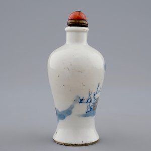 A Chinese blue, white and underglaze red snuff bottle, 19th C. — photo 3