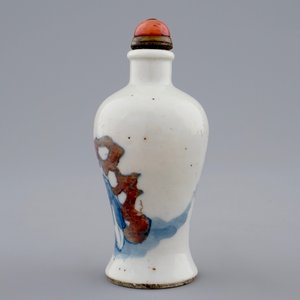 A Chinese blue, white and underglaze red snuff bottle, 19th C. — photo 4
