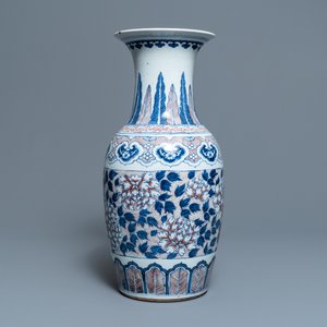 A Chinese blue, white and underglaze red vase, 19th C. — 照片 3