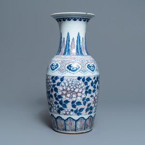 A Chinese blue, white and underglaze red vase, 19th C. — 照片 4