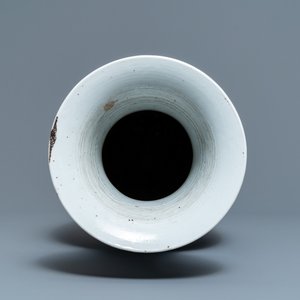 A Chinese blue, white and underglaze red vase, 19th C. — 照片 5