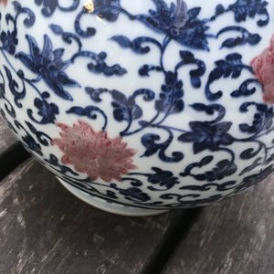 A Chinese blue, white and underglaze red yuhuchunping vase, Qianlong — 照片 35