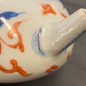 A Chinese blue, white, iron red and gilt tripod teapot and cover, Kangxi — 照片 11