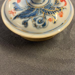 A Chinese blue, white, iron red and gilt tripod teapot and cover, Kangxi — 照片 8