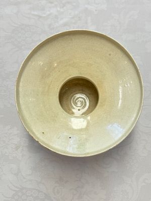 A Chinese bluish green-glazed spittoon, 'Zha Dou 渣斗', Five Dynasties — photo 10