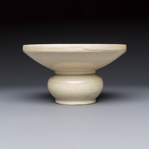 A Chinese bluish green-glazed spittoon, 'Zha Dou 渣斗', Five Dynasties — photo 2