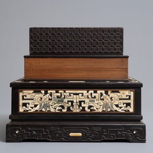 A Chinese bone and mother of pearl inlaid wood box with multiple compartments, 19th C. — photo 5