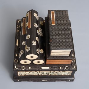 A Chinese bone and mother of pearl inlaid wood box with multiple compartments, 19th C. — photo 6