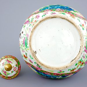 A Chinese bottle-shaped Canton famille rose vase and cover, 19th C. — 照片 6