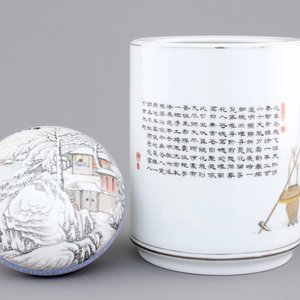 A Chinese box and cover with a winter landscape and a brush pot, 20th C. — foto 1