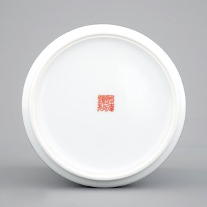 A Chinese box and cover with a winter landscape and a brush pot, 20th C. — foto 2
