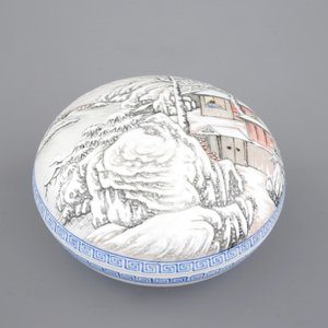 A Chinese box and cover with a winter landscape and a brush pot, 20th C. — foto 3
