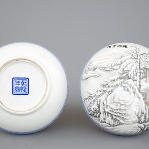 A Chinese box and cover with a winter landscape and a brush pot, 20th C. — foto 5