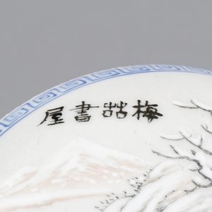 A Chinese box and cover with a winter landscape and a brush pot, 20th C. — foto 6