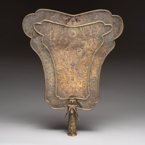 A Chinese brass fan-form temple sign with dragon and phoenix design, Xuantong and Yue Sheng Tang 悅勝堂 mark, dated 1911 — foto 1