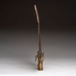 A Chinese brass fan-form temple sign with dragon and phoenix design, Xuantong and Yue Sheng Tang 悅勝堂 mark, dated 1911 — foto 2