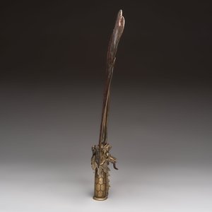 A Chinese brass fan-form temple sign with dragon and phoenix design, Xuantong and Yue Sheng Tang 悅勝堂 mark, dated 1911 — foto 4