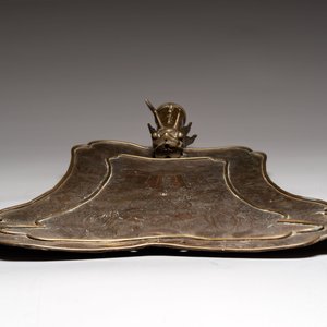 A Chinese brass fan-form temple sign with dragon and phoenix design, Xuantong and Yue Sheng Tang 悅勝堂 mark, dated 1911 — foto 5