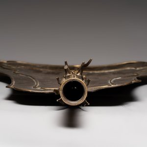 A Chinese brass fan-form temple sign with dragon and phoenix design, Xuantong and Yue Sheng Tang 悅勝堂 mark, dated 1911 — foto 6