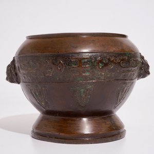 A Chinese bronze alms bowl, Xuande mark, 19/20th C. — photo 3