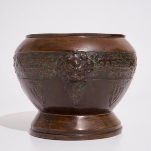 A Chinese bronze alms bowl, Xuande mark, 19/20th C. — photo 4