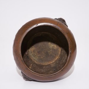 A Chinese bronze alms bowl, Xuande mark, 19/20th C. — photo 5