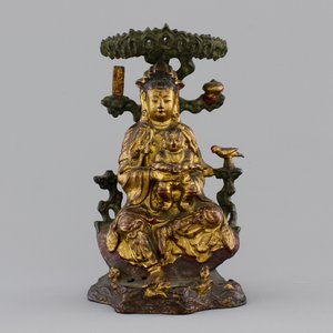 A Chinese bronze and gilt Buddha with child, seated beneath a bodhi tree, 17/18th C. — photo 1