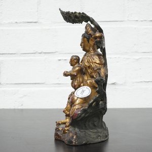 A Chinese bronze and gilt Buddha with child, seated beneath a bodhi tree, 17/18th C. — photo 12