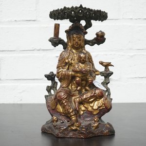 A Chinese bronze and gilt Buddha with child, seated beneath a bodhi tree, 17/18th C. — photo 13