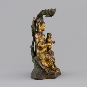 A Chinese bronze and gilt Buddha with child, seated beneath a bodhi tree, 17/18th C. — photo 2
