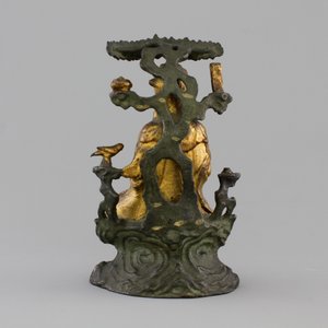 A Chinese bronze and gilt Buddha with child, seated beneath a bodhi tree, 17/18th C. — photo 3