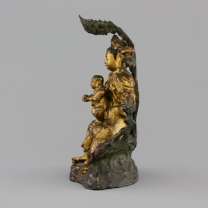 A Chinese bronze and gilt Buddha with child, seated beneath a bodhi tree, 17/18th C. — photo 4