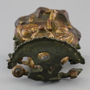 A Chinese bronze and gilt Buddha with child, seated beneath a bodhi tree, 17/18th C. — photo 7