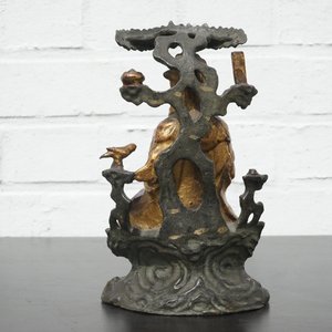 A Chinese bronze and gilt Buddha with child, seated beneath a bodhi tree, 17/18th C. — photo 10
