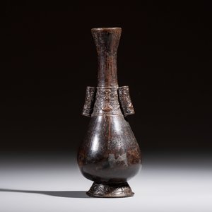 A Chinese bronze arrow vase, 'Touhu 投壺', Yuan — photo 3
