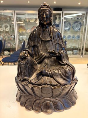 A Chinese bronze Bodhisattva seated on a lotus throne, 20th C. — photo 1
