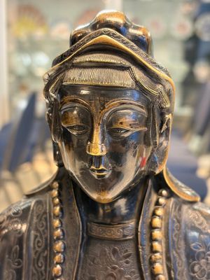 A Chinese bronze Bodhisattva seated on a lotus throne, 20th C. — photo 2