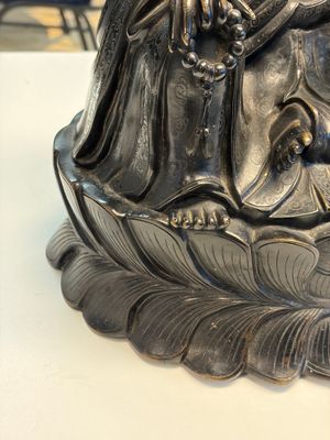 A Chinese bronze Bodhisattva seated on a lotus throne, 20th C. — photo 10