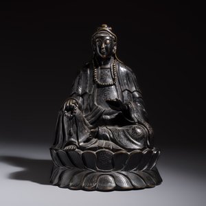 A Chinese bronze Bodhisattva seated on a lotus throne, 20th C. — photo 2