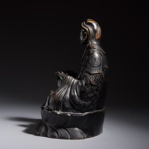 A Chinese bronze Bodhisattva seated on a lotus throne, 20th C. — photo 3
