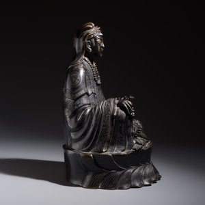 A Chinese bronze Bodhisattva seated on a lotus throne, 20th C. — photo 5