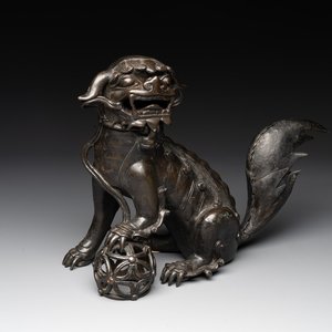 A Chinese bronze Buddhist lion-form incense burner, 17/18th C. — foto 1