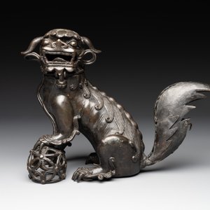 A Chinese bronze Buddhist lion-form incense burner, 17/18th C. — foto 2