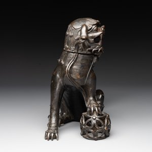 A Chinese bronze Buddhist lion-form incense burner, 17/18th C. — foto 3