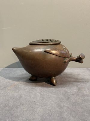 A Chinese bronze camel-form paperweight and a peach-shaped covered censer, 19th C. — foto 1