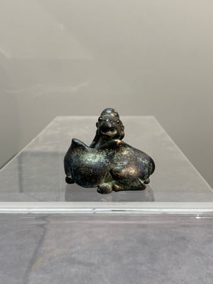 A Chinese bronze camel-form paperweight and a peach-shaped covered censer, 19th C. — foto 11
