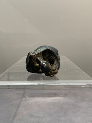 A Chinese bronze camel-form paperweight and a peach-shaped covered censer, 19th C. — foto 12
